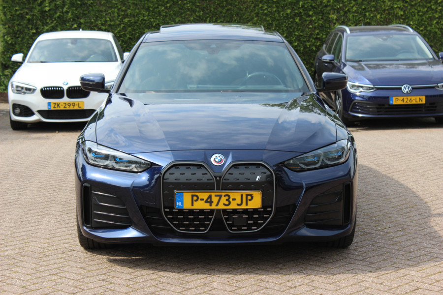 BMW i4 eDrive40 High Exe. M Sportpakket 84 kWh / SOH 91,4% / Trekhaak / Schuifdak / 360Camera / Head-up / Leder / Harman Kardon / Keyless / 19'' / Sfeerverlichting / CarPlay / Stoelventilatie+Verwarming / DAB / ACC