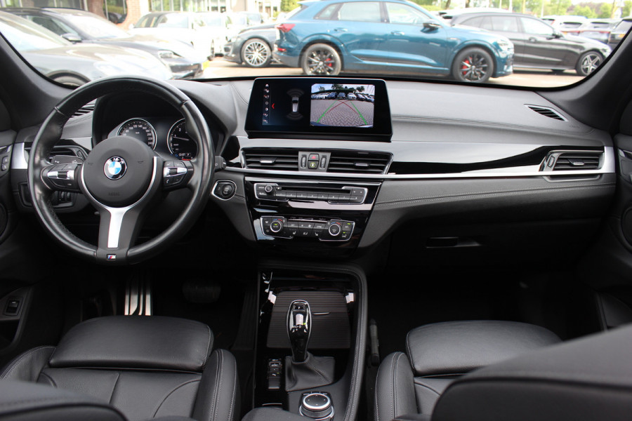 BMW X1 sDrive20i High Exe. M Sport / Trekhaak / Panoramadak / Camera / Leder / 19'' / Sportstoelen / CarPlay / Stoelverwarming / DAB / Cruise Control