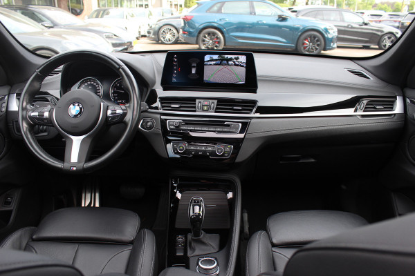 BMW X1 sDrive20i High Exe. M Sport / Trekhaak / Panoramadak / Camera / Leder / 19'' / Sportstoelen / CarPlay / Stoelverwarming / DAB / Cruise Control