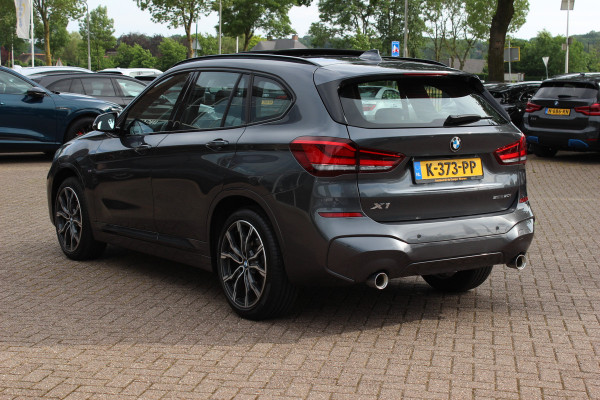 BMW X1 sDrive20i High Exe. M Sport / Trekhaak / Panoramadak / Camera / Leder / 19'' / Sportstoelen / CarPlay / Stoelverwarming / DAB / Cruise Control