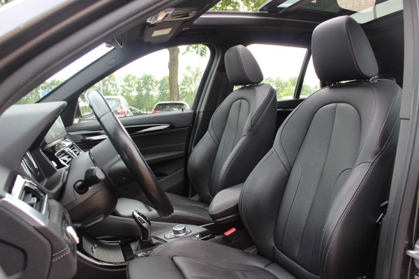 BMW X1 sDrive20i High Exe. M Sport / Trekhaak / Panoramadak / Camera / Leder / 19'' / Sportstoelen / CarPlay / Stoelverwarming / DAB / Cruise Control