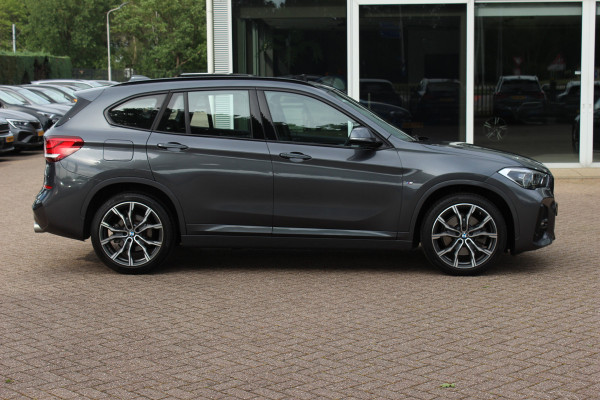 BMW X1 sDrive20i High Exe. M Sport / Trekhaak / Panoramadak / Camera / Leder / 19'' / Sportstoelen / CarPlay / Stoelverwarming / DAB / Cruise Control