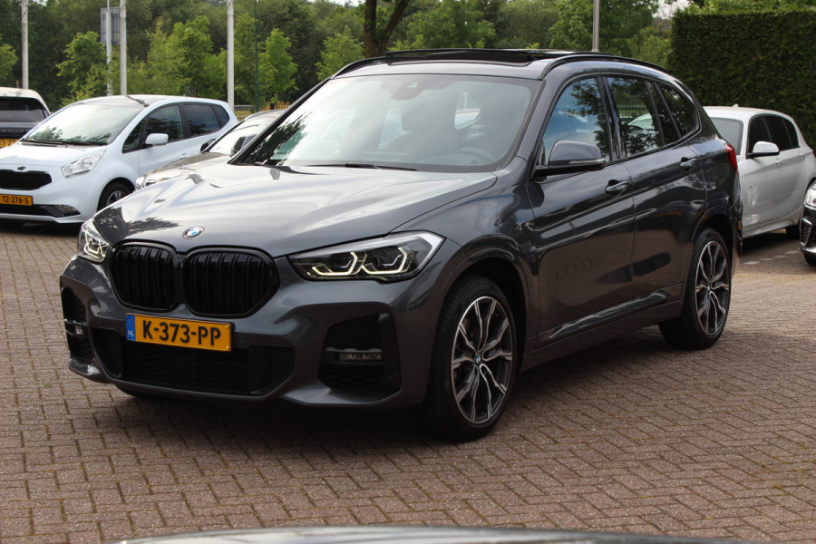 BMW X1 sDrive20i High Exe. M Sport / Trekhaak / Panoramadak / Camera / Leder / 19'' / Sportstoelen / CarPlay / Stoelverwarming / DAB / Cruise Control