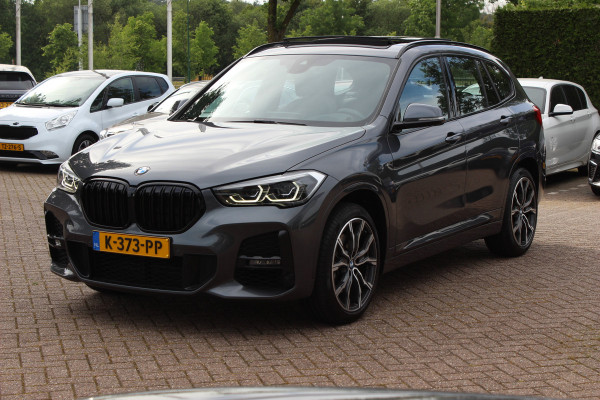BMW X1 sDrive20i High Exe. M Sport / Trekhaak / Panoramadak / Camera / Leder / 19'' / Sportstoelen / CarPlay / Stoelverwarming / DAB / Cruise Control