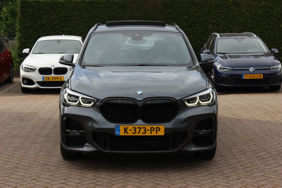 BMW X1 sDrive20i High Exe. M Sport / Trekhaak / Panoramadak / Camera / Leder / 19'' / Sportstoelen / CarPlay / Stoelverwarming / DAB / Cruise Control