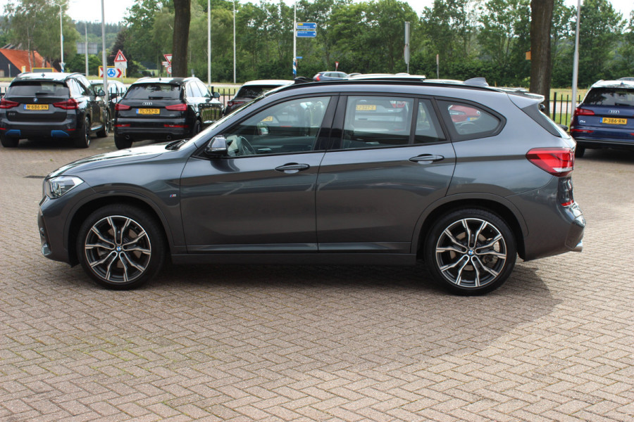 BMW X1 sDrive20i High Exe. M Sport / Trekhaak / Panoramadak / Camera / Leder / 19'' / Sportstoelen / CarPlay / Stoelverwarming / DAB / Cruise Control