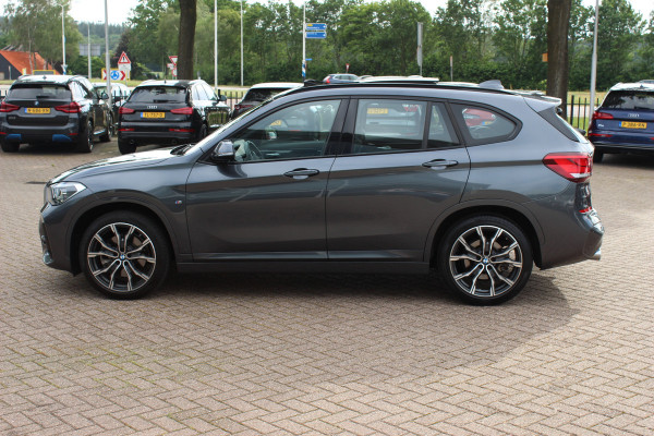 BMW X1 sDrive20i High Exe. M Sport / Trekhaak / Panoramadak / Camera / Leder / 19'' / Sportstoelen / CarPlay / Stoelverwarming / DAB / Cruise Control