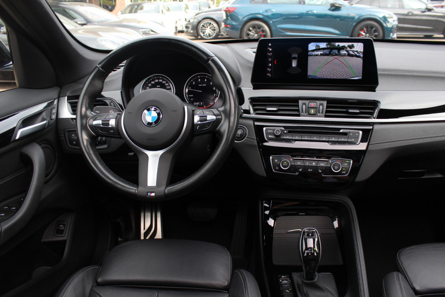 BMW X1 sDrive20i High Exe. M Sport / Trekhaak / Panoramadak / Camera / Leder / 19'' / Sportstoelen / CarPlay / Stoelverwarming / DAB / Cruise Control