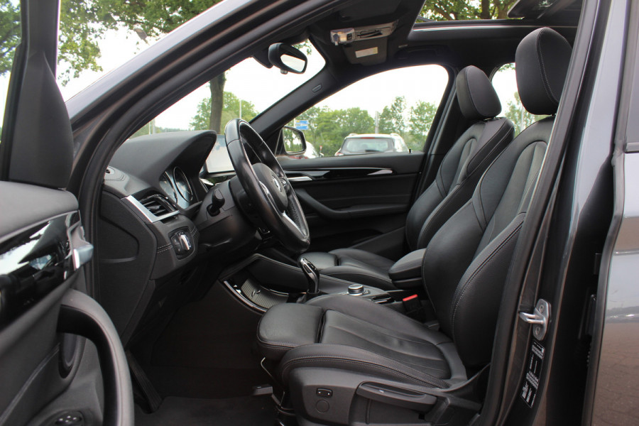 BMW X1 sDrive20i High Exe. M Sport / Trekhaak / Panoramadak / Camera / Leder / 19'' / Sportstoelen / CarPlay / Stoelverwarming / DAB / Cruise Control