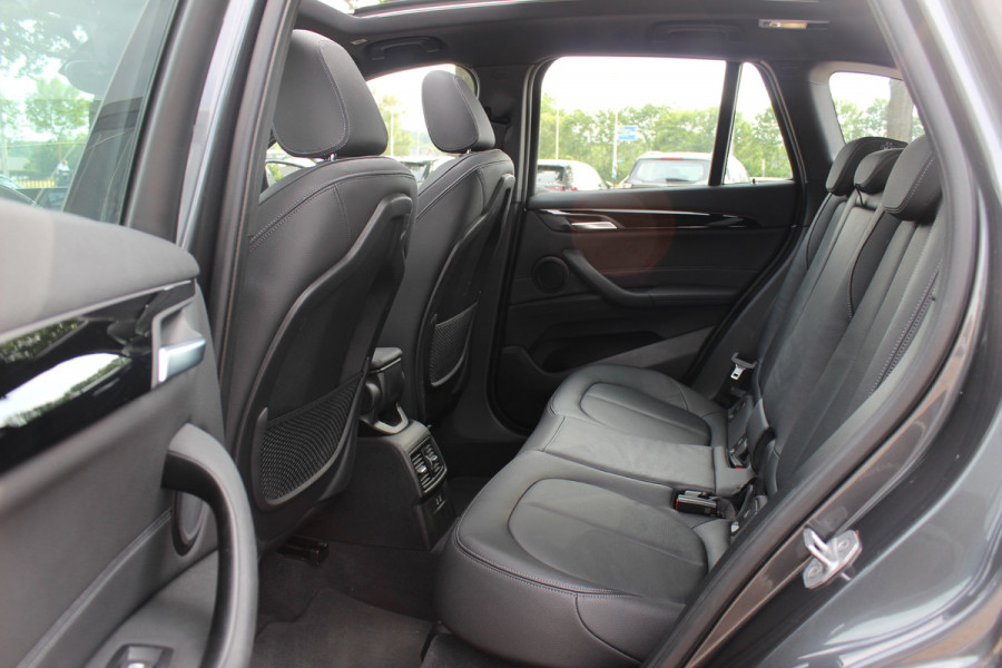 BMW X1 sDrive20i High Exe. M Sport / Trekhaak / Panoramadak / Camera / Leder / 19'' / Sportstoelen / CarPlay / Stoelverwarming / DAB / Cruise Control