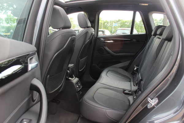 BMW X1 sDrive20i High Exe. M Sport / Trekhaak / Panoramadak / Camera / Leder / 19'' / Sportstoelen / CarPlay / Stoelverwarming / DAB / Cruise Control
