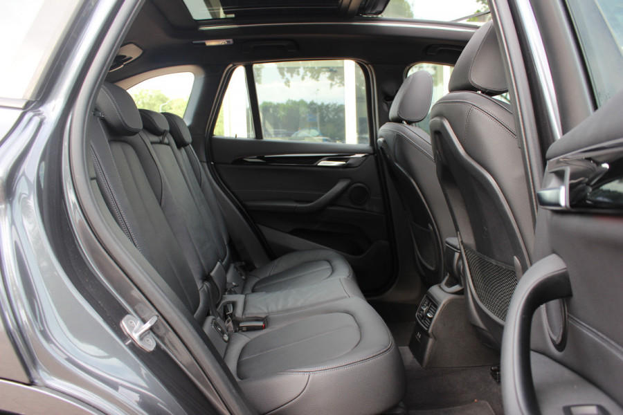 BMW X1 sDrive20i High Exe. M Sport / Trekhaak / Panoramadak / Camera / Leder / 19'' / Sportstoelen / CarPlay / Stoelverwarming / DAB / Cruise Control