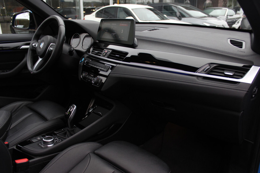 BMW X1 sDrive20i High Exe. M Sport / Trekhaak / Panoramadak / Camera / Leder / 19'' / Sportstoelen / CarPlay / Stoelverwarming / DAB / Cruise Control