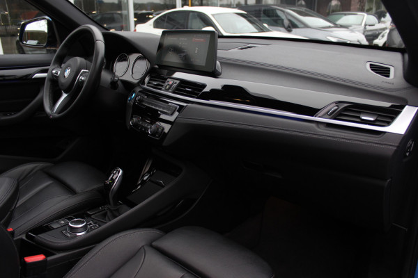 BMW X1 sDrive20i High Exe. M Sport / Trekhaak / Panoramadak / Camera / Leder / 19'' / Sportstoelen / CarPlay / Stoelverwarming / DAB / Cruise Control