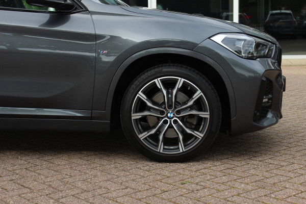BMW X1 sDrive20i High Exe. M Sport / Trekhaak / Panoramadak / Camera / Leder / 19'' / Sportstoelen / CarPlay / Stoelverwarming / DAB / Cruise Control