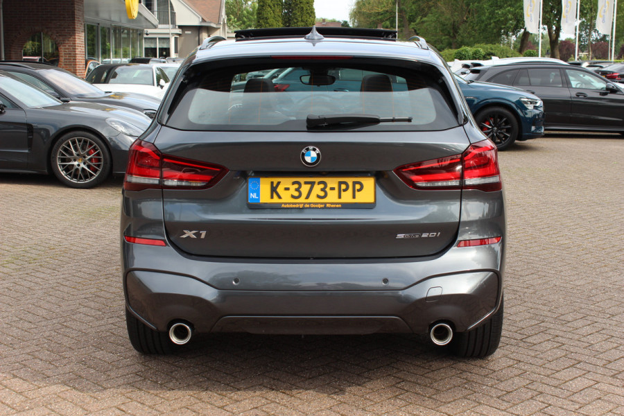 BMW X1 sDrive20i High Exe. M Sport / Trekhaak / Panoramadak / Camera / Leder / 19'' / Sportstoelen / CarPlay / Stoelverwarming / DAB / Cruise Control