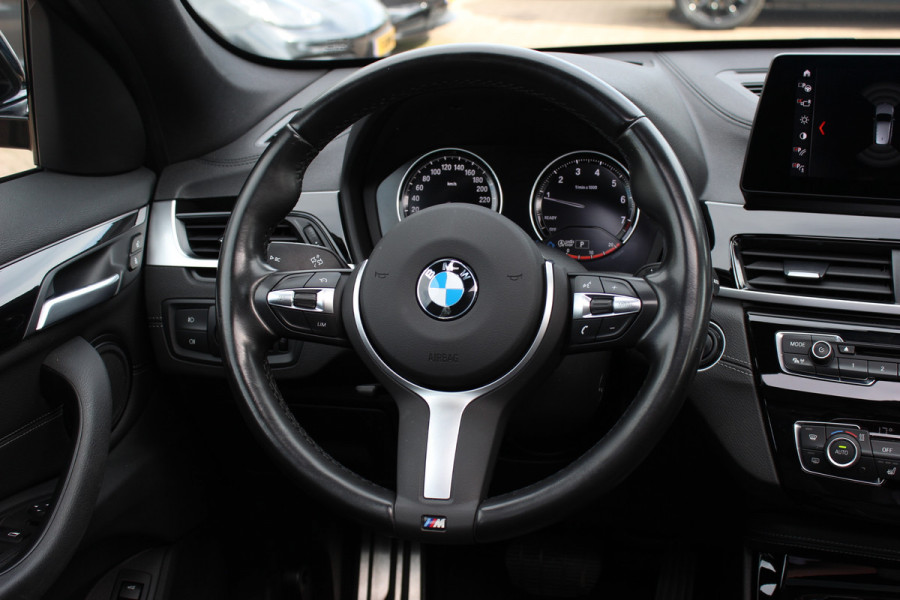 BMW X1 sDrive20i High Exe. M Sport / Trekhaak / Panoramadak / Camera / Leder / 19'' / Sportstoelen / CarPlay / Stoelverwarming / DAB / Cruise Control