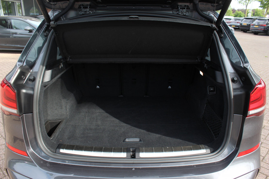 BMW X1 sDrive20i High Exe. M Sport / Trekhaak / Panoramadak / Camera / Leder / 19'' / Sportstoelen / CarPlay / Stoelverwarming / DAB / Cruise Control