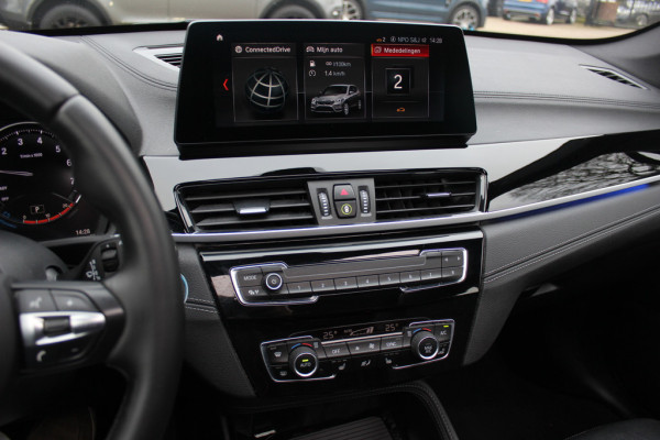 BMW X1 sDrive20i High Exe. M Sport / Trekhaak / Panoramadak / Camera / Leder / 19'' / Sportstoelen / CarPlay / Stoelverwarming / DAB / Cruise Control