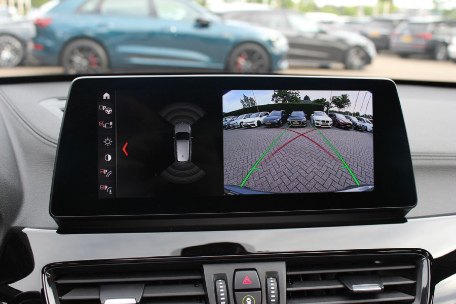 BMW X1 sDrive20i High Exe. M Sport / Trekhaak / Panoramadak / Camera / Leder / 19'' / Sportstoelen / CarPlay / Stoelverwarming / DAB / Cruise Control