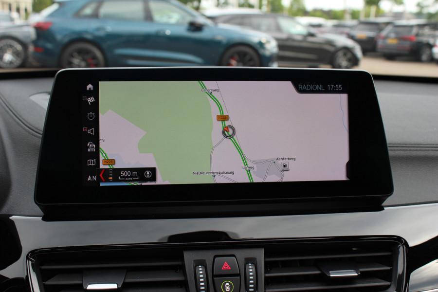 BMW X1 sDrive20i High Exe. M Sport / Trekhaak / Panoramadak / Camera / Leder / 19'' / Sportstoelen / CarPlay / Stoelverwarming / DAB / Cruise Control