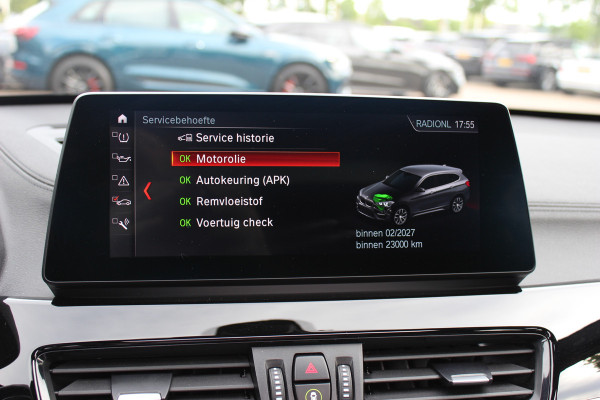 BMW X1 sDrive20i High Exe. M Sport / Trekhaak / Panoramadak / Camera / Leder / 19'' / Sportstoelen / CarPlay / Stoelverwarming / DAB / Cruise Control
