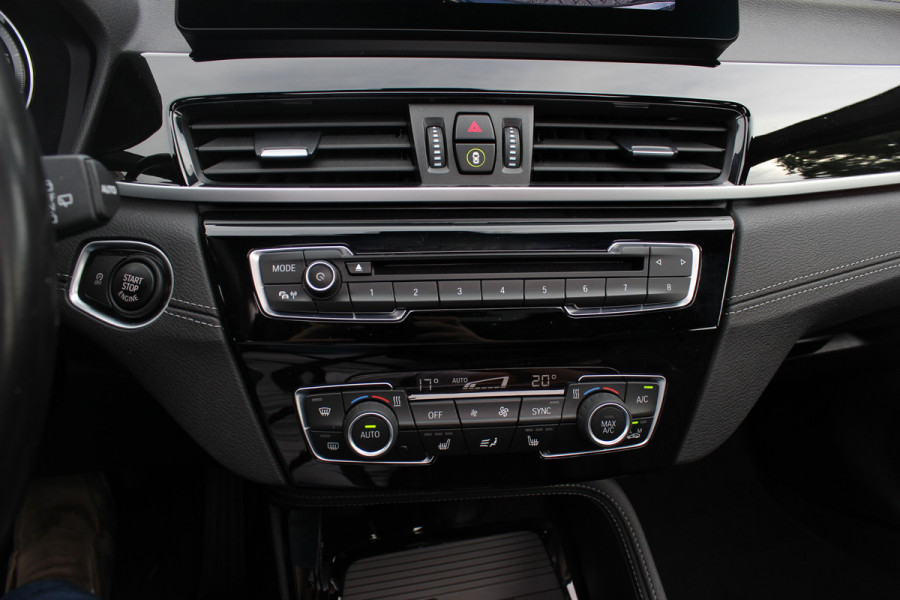 BMW X1 sDrive20i High Exe. M Sport / Trekhaak / Panoramadak / Camera / Leder / 19'' / Sportstoelen / CarPlay / Stoelverwarming / DAB / Cruise Control