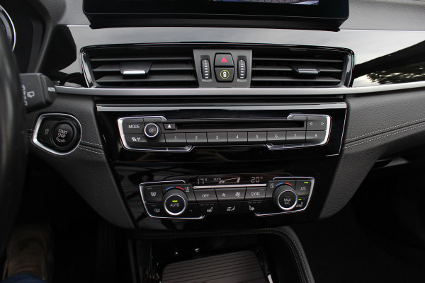 BMW X1 sDrive20i High Exe. M Sport / Trekhaak / Panoramadak / Camera / Leder / 19'' / Sportstoelen / CarPlay / Stoelverwarming / DAB / Cruise Control