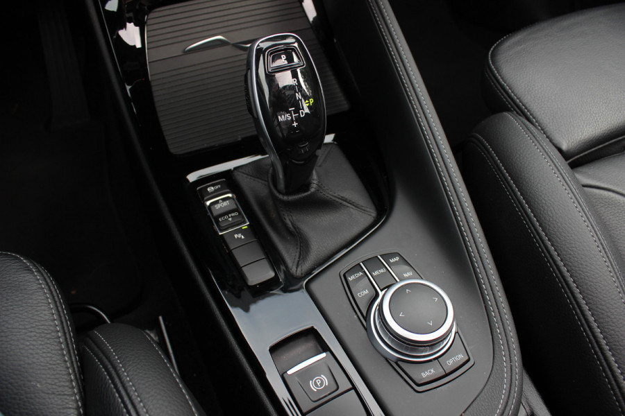 BMW X1 sDrive20i High Exe. M Sport / Trekhaak / Panoramadak / Camera / Leder / 19'' / Sportstoelen / CarPlay / Stoelverwarming / DAB / Cruise Control