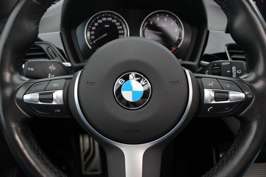 BMW X1 sDrive20i High Exe. M Sport / Trekhaak / Panoramadak / Camera / Leder / 19'' / Sportstoelen / CarPlay / Stoelverwarming / DAB / Cruise Control