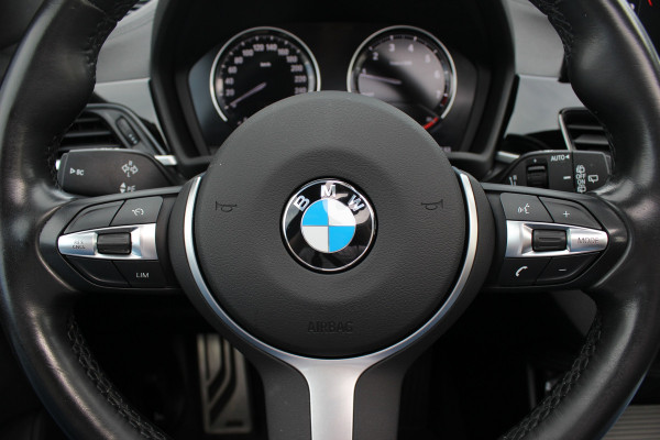 BMW X1 sDrive20i High Exe. M Sport / Trekhaak / Panoramadak / Camera / Leder / 19'' / Sportstoelen / CarPlay / Stoelverwarming / DAB / Cruise Control