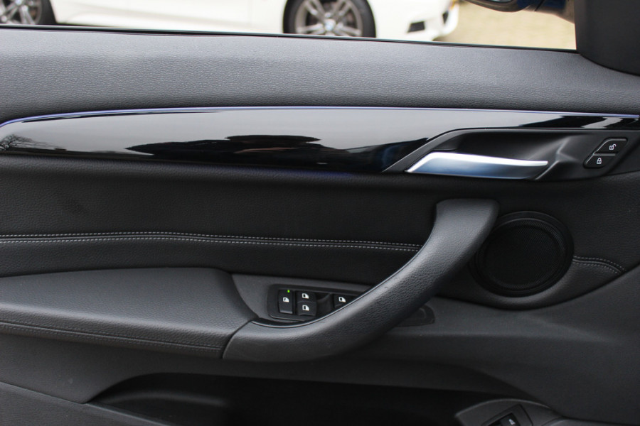 BMW X1 sDrive20i High Exe. M Sport / Trekhaak / Panoramadak / Camera / Leder / 19'' / Sportstoelen / CarPlay / Stoelverwarming / DAB / Cruise Control