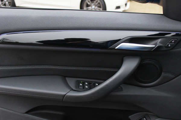 BMW X1 sDrive20i High Exe. M Sport / Trekhaak / Panoramadak / Camera / Leder / 19'' / Sportstoelen / CarPlay / Stoelverwarming / DAB / Cruise Control