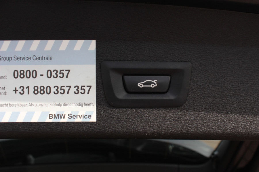 BMW X1 sDrive20i High Exe. M Sport / Trekhaak / Panoramadak / Camera / Leder / 19'' / Sportstoelen / CarPlay / Stoelverwarming / DAB / Cruise Control