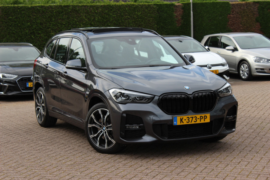 BMW X1 sDrive20i High Exe. M Sport / Trekhaak / Panoramadak / Camera / Leder / 19'' / Sportstoelen / CarPlay / Stoelverwarming / DAB / Cruise Control