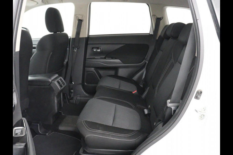 Mitsubishi Outlander 2.4 PHEV Pure+ | SOH 71,6% | Stoelverwarming | Carplay | Camera | Trekhaak | Keyless | Climate control | DAB | Full LED | Cruise control | Bluetooth | Plug In