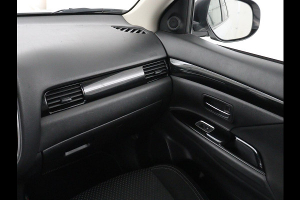 Mitsubishi Outlander 2.4 PHEV Pure+ | SOH 71,6% | Stoelverwarming | Carplay | Camera | Trekhaak | Keyless | Climate control | DAB | Full LED | Cruise control | Bluetooth | Plug In