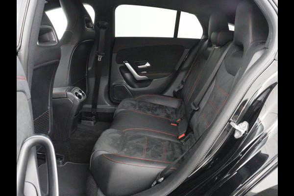 Mercedes-Benz CLA-Klasse Shooting Brake 200 AMG Line | Leder/Alcantara | Trekhaak | Carplay | Widescreen | Navigatie | Full LED | Camera | 18'' | Park Assist | Climate control | Bluetooth