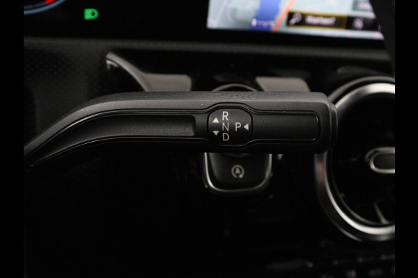 Mercedes-Benz CLA-Klasse Shooting Brake 200 AMG Line | Leder/Alcantara | Trekhaak | Carplay | Widescreen | Navigatie | Full LED | Camera | 18'' | Park Assist | Climate control | Bluetooth