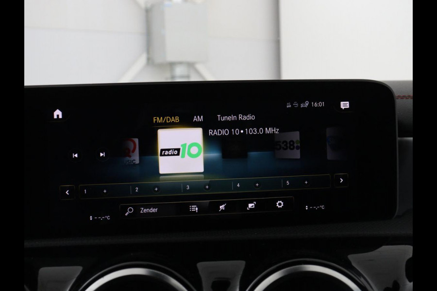 Mercedes-Benz CLA-Klasse Shooting Brake 200 AMG Line | Leder/Alcantara | Trekhaak | Carplay | Widescreen | Navigatie | Full LED | Camera | 18'' | Park Assist | Climate control | Bluetooth