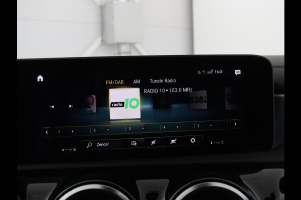 Mercedes-Benz CLA-Klasse Shooting Brake 200 AMG Line | Leder/Alcantara | Trekhaak | Carplay | Widescreen | Navigatie | Full LED | Camera | 18'' | Park Assist | Climate control | Bluetooth