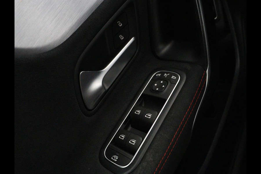 Mercedes-Benz CLA-Klasse Shooting Brake 200 AMG Line | Leder/Alcantara | Trekhaak | Carplay | Widescreen | Navigatie | Full LED | Camera | 18'' | Park Assist | Climate control | Bluetooth