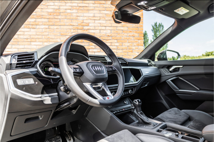 Audi Q3 45 TFSI e 245 PK S edition | 360 Camera | ACC | S-Line | Magnetic Ride | Matrix verlichting | CarPlay | Navigatie | Trekhaak | Inc 21% BTW | Black Style | Stuur- en stoelverwarming | Nieuwe APK | Garantie | Dealer onderhouden