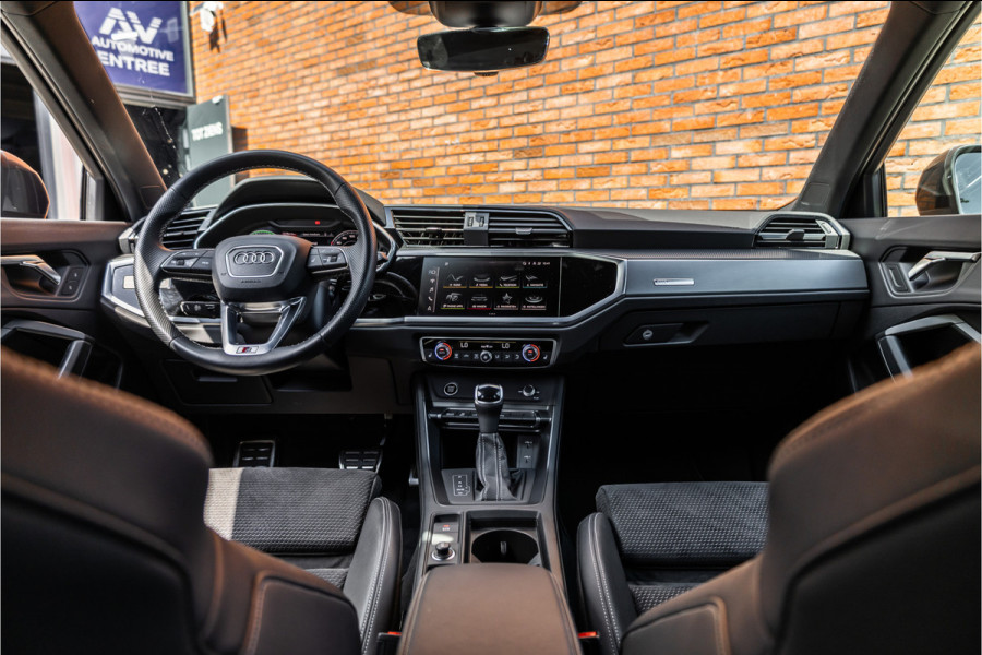 Audi Q3 45 TFSI e 245 PK S edition | 360 Camera | ACC | S-Line | Magnetic Ride | Matrix verlichting | CarPlay | Navigatie | Trekhaak | Inc 21% BTW | Black Style | Stuur- en stoelverwarming | Nieuwe APK | Garantie | Dealer onderhouden