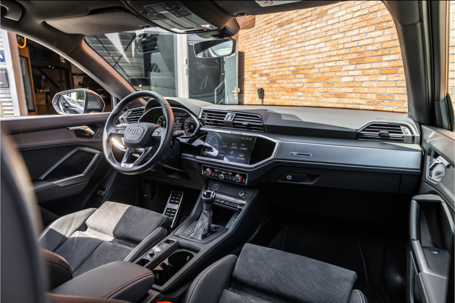 Audi Q3 45 TFSI e 245 PK S edition | 360 Camera | ACC | S-Line | Magnetic Ride | Matrix verlichting | CarPlay | Navigatie | Trekhaak | Inc 21% BTW | Black Style | Stuur- en stoelverwarming | Nieuwe APK | Garantie | Dealer onderhouden