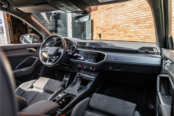 Audi Q3 45 TFSI e 245 PK S edition | 360 Camera | ACC | S-Line | Magnetic Ride | Matrix verlichting | CarPlay | Navigatie | Trekhaak | Inc 21% BTW | Black Style | Stuur- en stoelverwarming | Nieuwe APK | Garantie | Dealer onderhouden