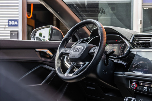 Audi Q3 45 TFSI e 245 PK S edition | 360 Camera | ACC | S-Line | Magnetic Ride | Matrix verlichting | CarPlay | Navigatie | Trekhaak | Inc 21% BTW | Black Style | Stuur- en stoelverwarming | Nieuwe APK | Garantie | Dealer onderhouden