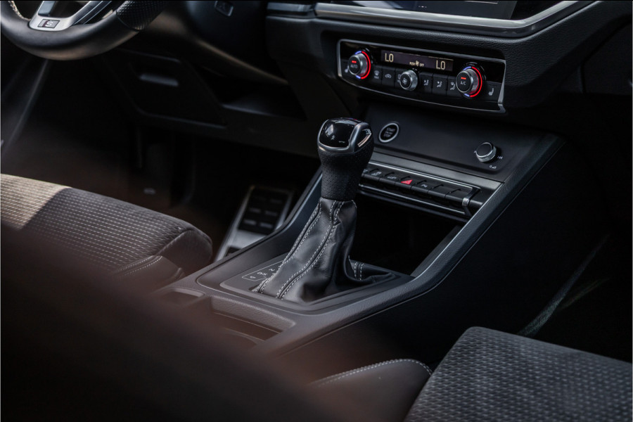 Audi Q3 45 TFSI e 245 PK S edition | 360 Camera | ACC | S-Line | Magnetic Ride | Matrix verlichting | CarPlay | Navigatie | Trekhaak | Inc 21% BTW | Black Style | Stuur- en stoelverwarming | Nieuwe APK | Garantie | Dealer onderhouden