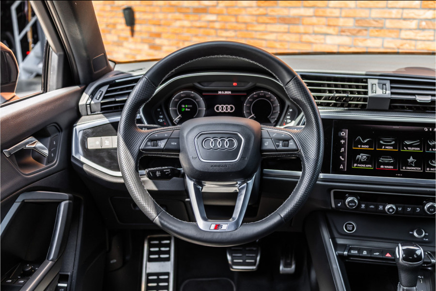 Audi Q3 45 TFSI e 245 PK S edition | 360 Camera | ACC | S-Line | Magnetic Ride | Matrix verlichting | CarPlay | Navigatie | Trekhaak | Inc 21% BTW | Black Style | Stuur- en stoelverwarming | Nieuwe APK | Garantie | Dealer onderhouden