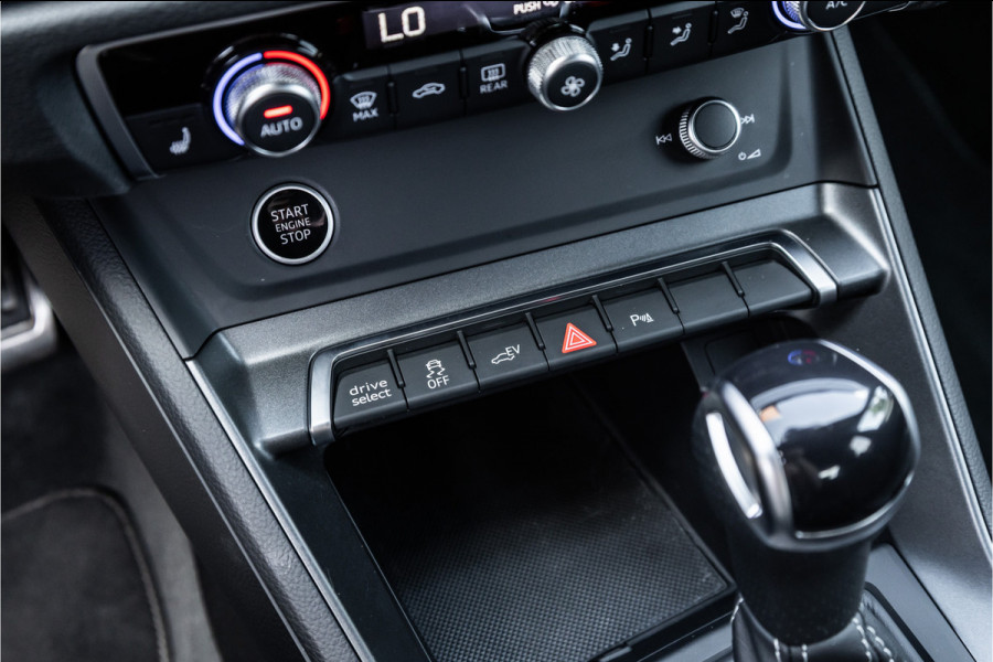 Audi Q3 45 TFSI e 245 PK S edition | 360 Camera | ACC | S-Line | Magnetic Ride | Matrix verlichting | CarPlay | Navigatie | Trekhaak | Inc 21% BTW | Black Style | Stuur- en stoelverwarming | Nieuwe APK | Garantie | Dealer onderhouden
